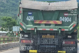 Quảng Nam: Xe chở cát ướt “vô tư” lưu thông trên quốc lộ 14B