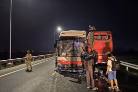 Xe khách va chạm trên cao tốc Đà Nẵng- Quảng Ngãi, 27 người thương vong