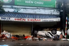 Thừa Thiên Huế: Ô tô mất lái, tông vào đại lý VLXD lật ngửa