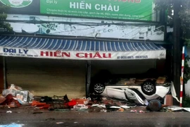 Thừa Thiên Huế: Ô tô mất lái, tông vào đại lý VLXD lật ngửa