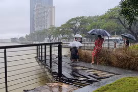 Ghé bến du thuyền bỏ hoang bên bờ sông Hàn một chiều mưa 