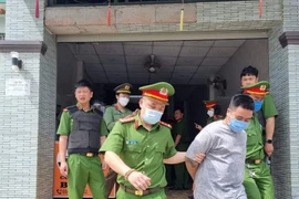 Tự đập đầu vào tủ kính khi làm việc với công an rồi livestream 