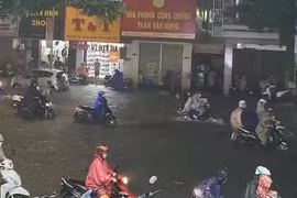 Đà Nẵng: Mưa to đầu mùa, phố biến thành sông