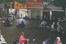 Đà Nẵng: Mưa to đầu mùa, phố biến thành sông
