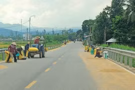 Cảnh báo tình trạng phơi lúa dưới lòng đường gây mất an toàn 