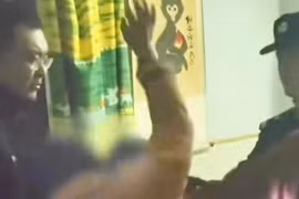 Người đàn ông bị mẹ tát vì nhìn lén trong nhà vệ sinh nữ