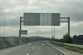 Loạt biển báo “bay màu” trên cao tốc Đà Nẵng - Quảng Ngãi