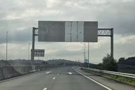 Loạt biển báo “bay màu” trên cao tốc Đà Nẵng - Quảng Ngãi