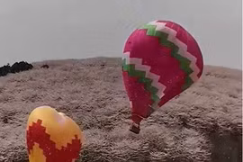 Hoảng hồn cảnh khinh khí cầu gặp sự cố, lao thẳng xuống hồ