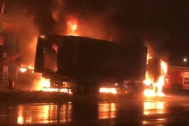 Hiện trường kinh hoàng vụ cháy xe tải và container cạnh cây xăng