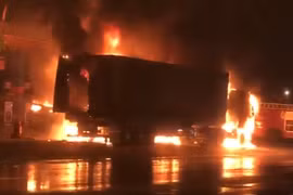 Hiện trường kinh hoàng vụ cháy xe tải và container cạnh cây xăng