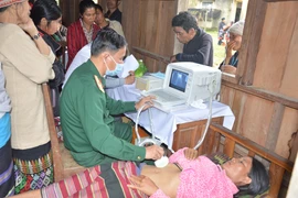 Quảng Nam: Thăm, tặng quà, khám bệnh cấp thuốc cho nhân dân Lào