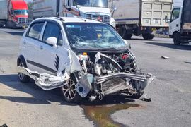 Đà Nẵng: Va chạm với xe tải, ô tô con vỡ nát phần đầu