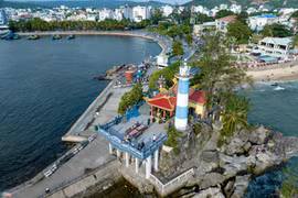 Độc đáo ngôi đền nằm cạnh ngọn hải đăng ở Phú Quốc