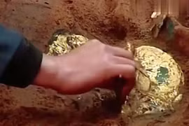 Tảng đá lấp lánh hé lộ bí mật về "mộ cổ giết người" 