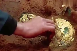 Tảng đá lấp lánh hé lộ bí mật về "mộ cổ giết người" 