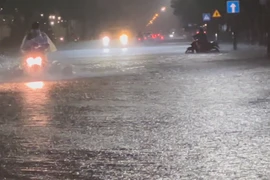 Nước sông Hương dự báo vượt đỉnh lũ 2022, dân Huế trắng đêm chạy lụt