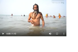 Hàng chục nghìn người hành hương tắm sông Hằng để thanh tẩy tội lỗi