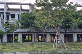 Đà Nẵng: Ngỡ ngàng dãy nhà phố bỏ hoang ngay trục đường huyết mạch