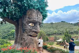 Độc đáo các bức tượng cử động được ở Thung lũng các vị thần