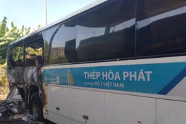 Quảng Ngãi: Xe đang đậu ở bến bất ngờ bốc cháy nghi do đốt rác