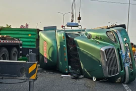 Quảng Nam: Xe container lật chắn ngang Quốc lộ 1A