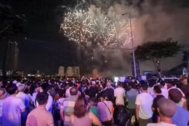 Khai mạc Lễ hội pháo hoa Đà Nẵng: Khán đài không còn chỗ trống