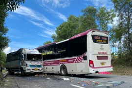 Xe khách 45 chỗ gây tai nạn liên hoàn trên đường tránh Nam Hải Vân