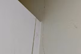 Hàng trăm căn hộ chung cư nứt tường nghi do rung chấn động đất