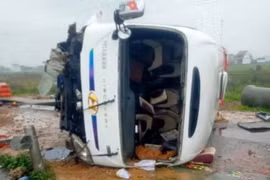 Xe chở giáo viên và học sinh bị lật trên cao tốc Diễn Châu - Bãi Vọt