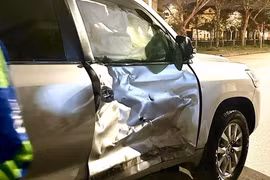 Nghệ An: Xe máy kẹp 3 tông biến dạng cửa ô tô