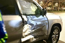 Nghệ An: Xe máy kẹp 3 tông biến dạng cửa ô tô