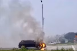 Xe ô tô bất ngờ bốc cháy trên đại lộ Vinh - Cửa Lò