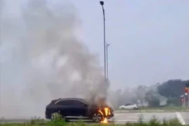 Xe ô tô bất ngờ bốc cháy trên đại lộ Vinh - Cửa Lò