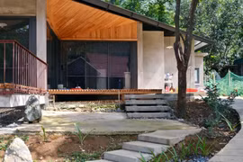 Ngôi nhà giữa bản làng miền núi không điều hòa gió vẫn lồng lộng