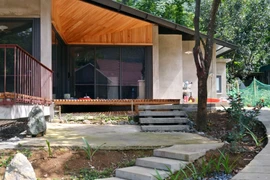 Ngôi nhà giữa bản làng miền núi không điều hòa gió vẫn lồng lộng