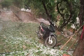 Người dân hoảng loạn vì mưa đá, dông lốc làm tốc mái nhà