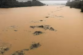 Miền Trung mưa lũ lớn làm vỡ đập, 3 người chết và mất tích