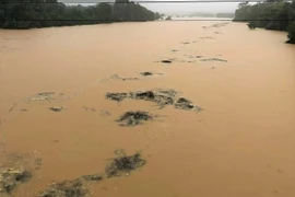 Miền Trung mưa lũ lớn làm vỡ đập, 3 người chết và mất tích