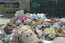 Hà Nội: Rác thải bủa vây Viện Nghiên cứu cao cấp về Toán 