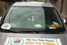 Gắn mác từ thiện lên ôtô để chở khách về quê với giá 5 triệu đồng/người