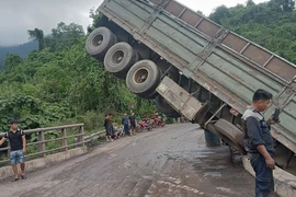Xe đầu kéo đâm gãy lan can lao xuống suối, tài xế bị thương nặng