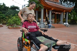 Lời cầu hôn bên cửa tử và người vợ cả đời cõng chồng, dỗ cho ăn