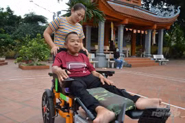 Lời cầu hôn bên cửa tử và người vợ cả đời cõng chồng, dỗ cho ăn