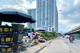 Hà Nội: Muôn kiểu lấn chiếm lòng đường, vỉa hè trên đường Nguyễn Xiển 