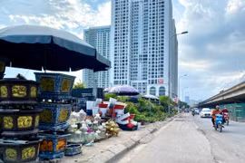 Hà Nội: Muôn kiểu lấn chiếm lòng đường, vỉa hè trên đường Nguyễn Xiển 