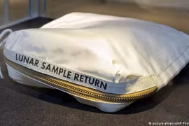 Số phận lạ lùng của túi bụi Mặt Trăng tàu Apollo 11 mang về