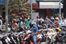 TP.HCM tấp nập xe cộ trước ngày siết chặt giãn cách