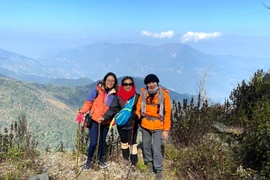 Bạn trẻ thích thú du lịch nơi ‘cổng trời Mường Lống’