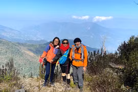 Bạn trẻ thích thú du lịch nơi ‘cổng trời Mường Lống’